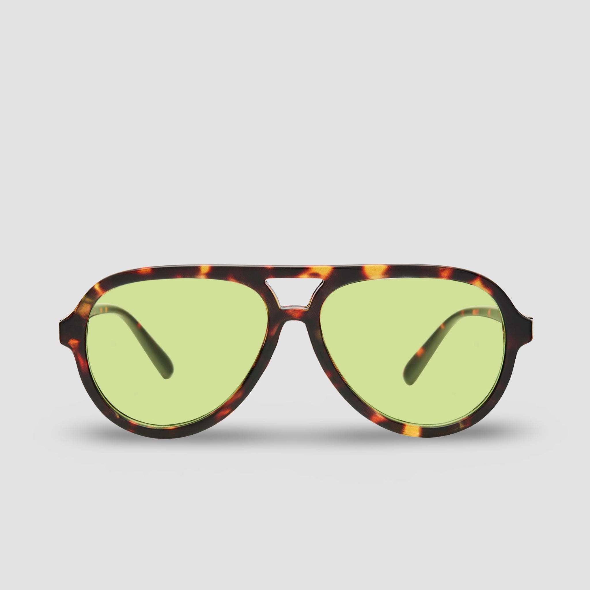 Stijlvolle zonnebril met schildpadpatroon en groene glazen, perfect voor zonnige dagen.