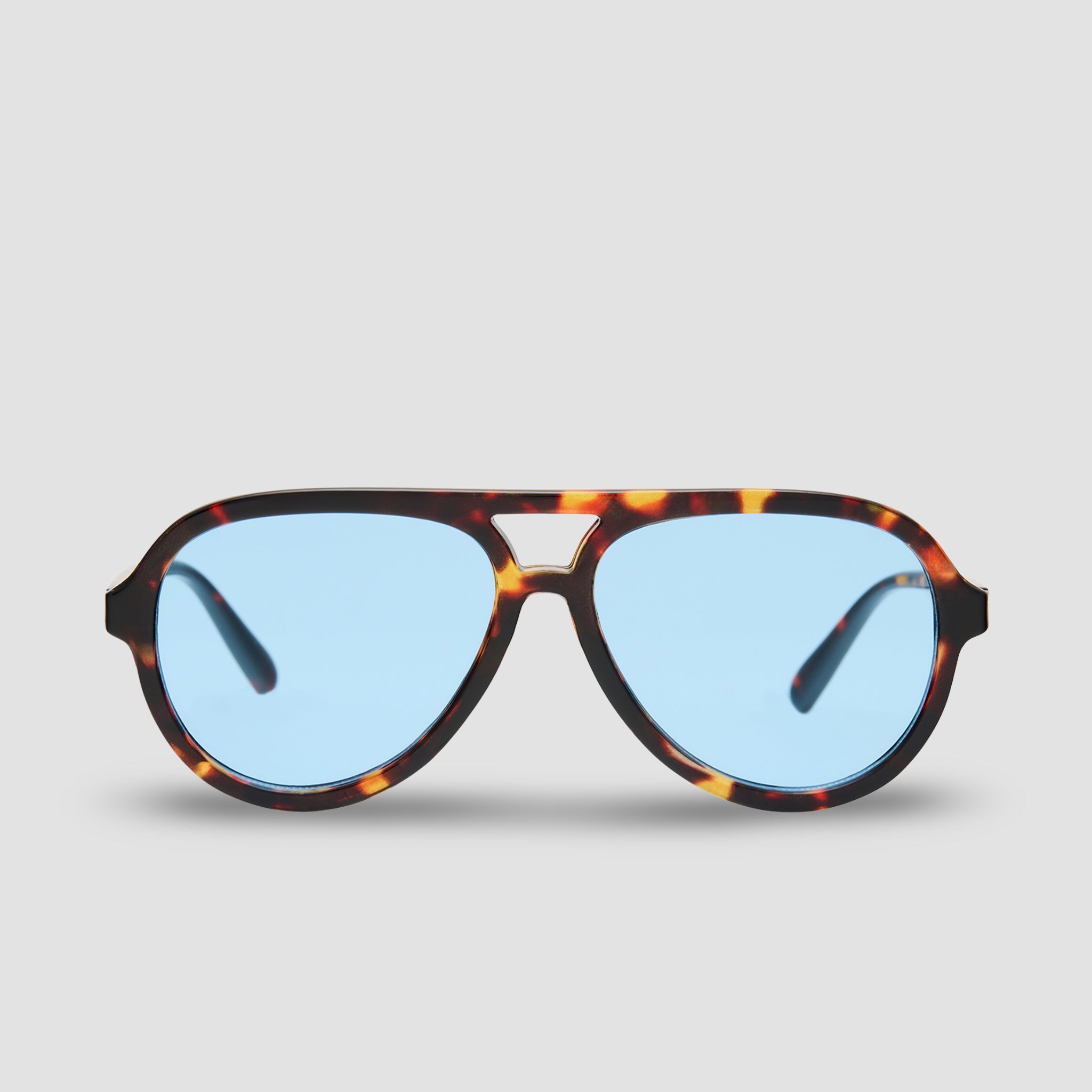 Stijlvolle zonnebril met schildpadpatroon montuur en lichtblauwe glazen, perfect voor zomerse dagen.